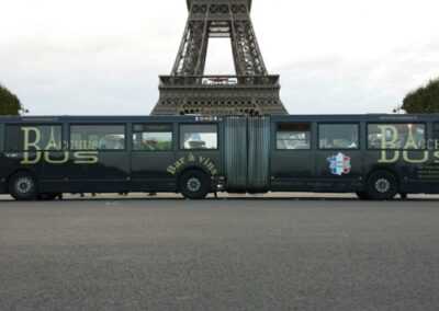 Dégustez du vin tout en vous baladant dans Paris avec le Bacchus Bus