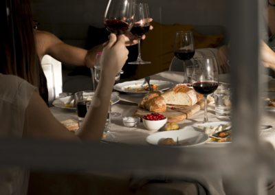 Qu’est-ce qui nous rassemble autour du vin ? Pourquoi aimons-nous déguster du vin ?